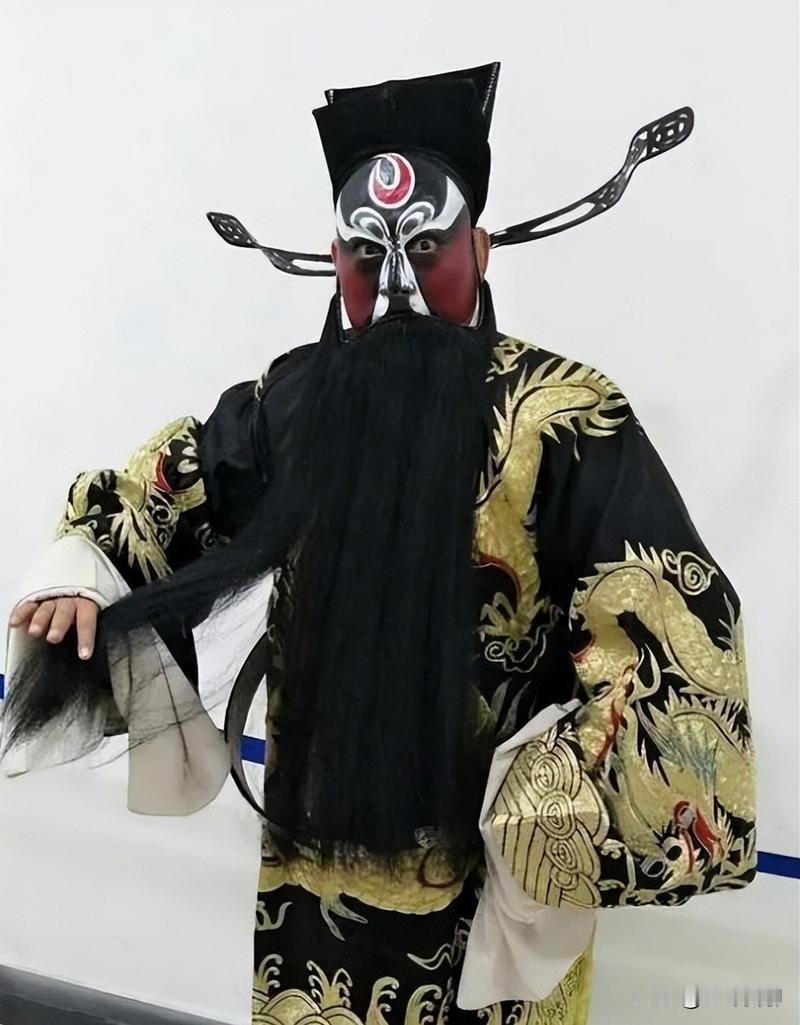 秦腔典型造型，核心是粗犷浓烈、大开大合、黄土高原气质：脸谱重色彩、服饰讲身份、头