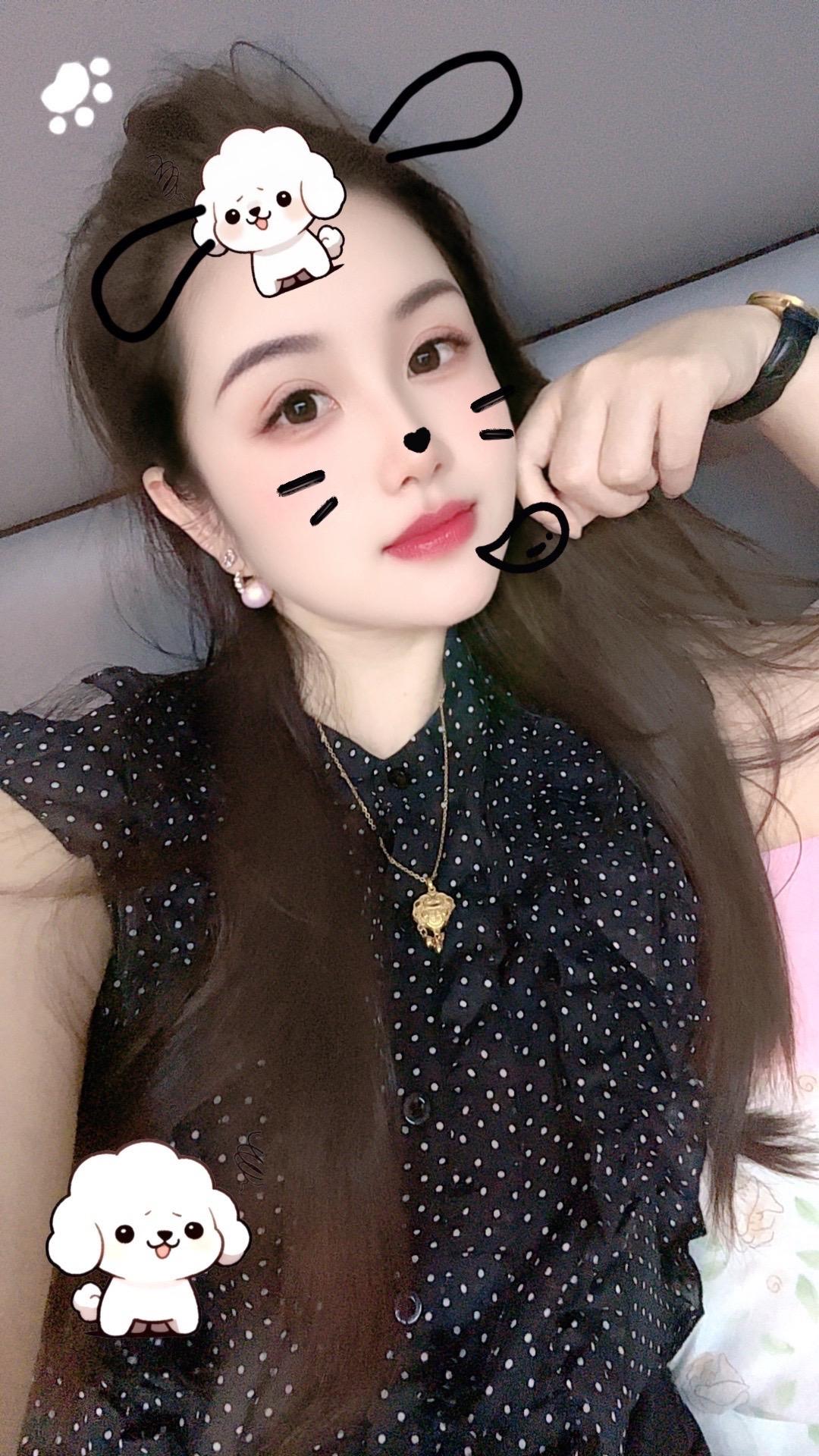 溜达着不花钱的公园，吹着价值连城的风，晚风依旧很温柔，一个人慢慢走，走...