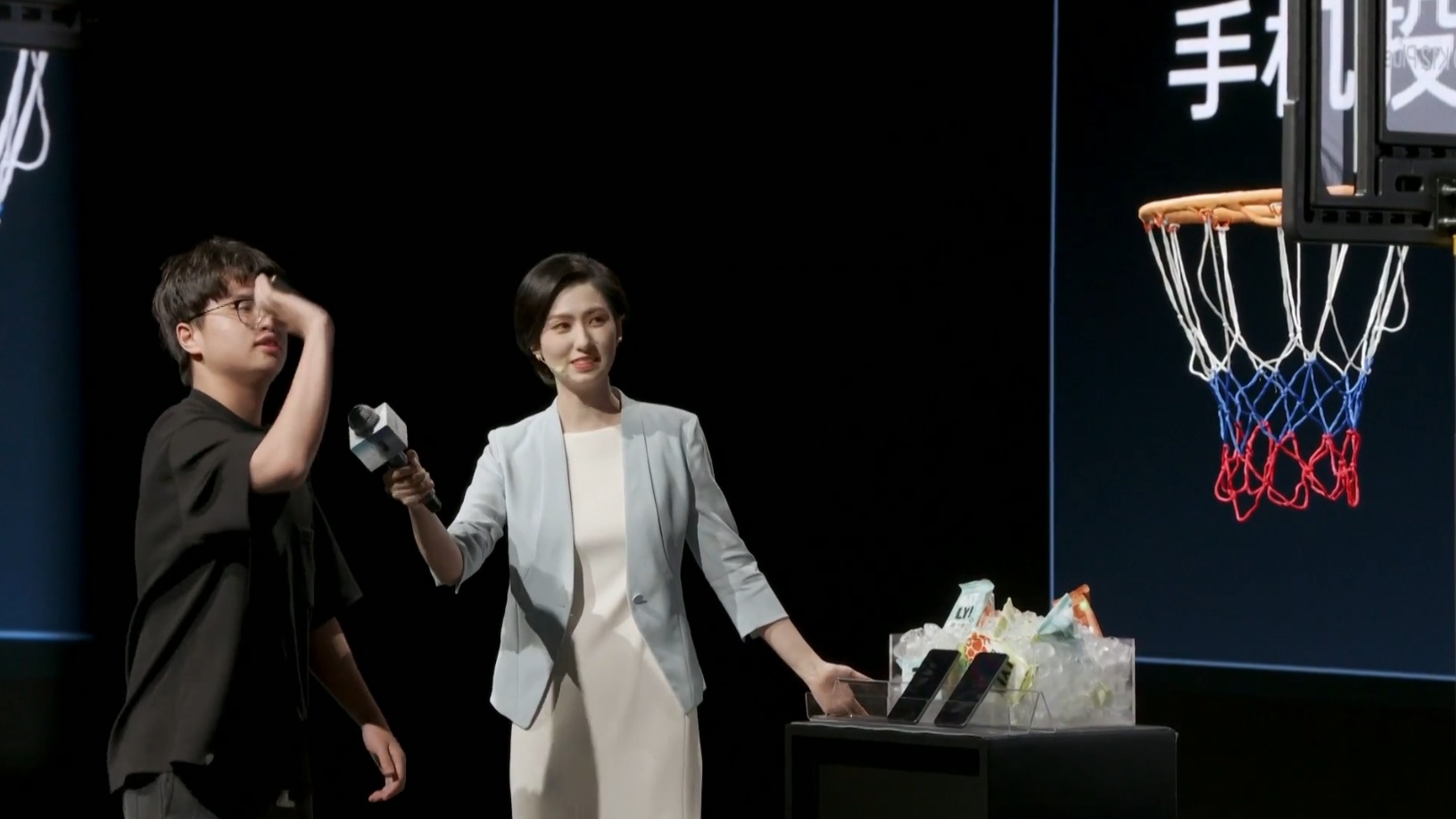 #差评说数码# 发布会直接拿 K12 Plus 投篮，OPPO 在展示手机耐摔这