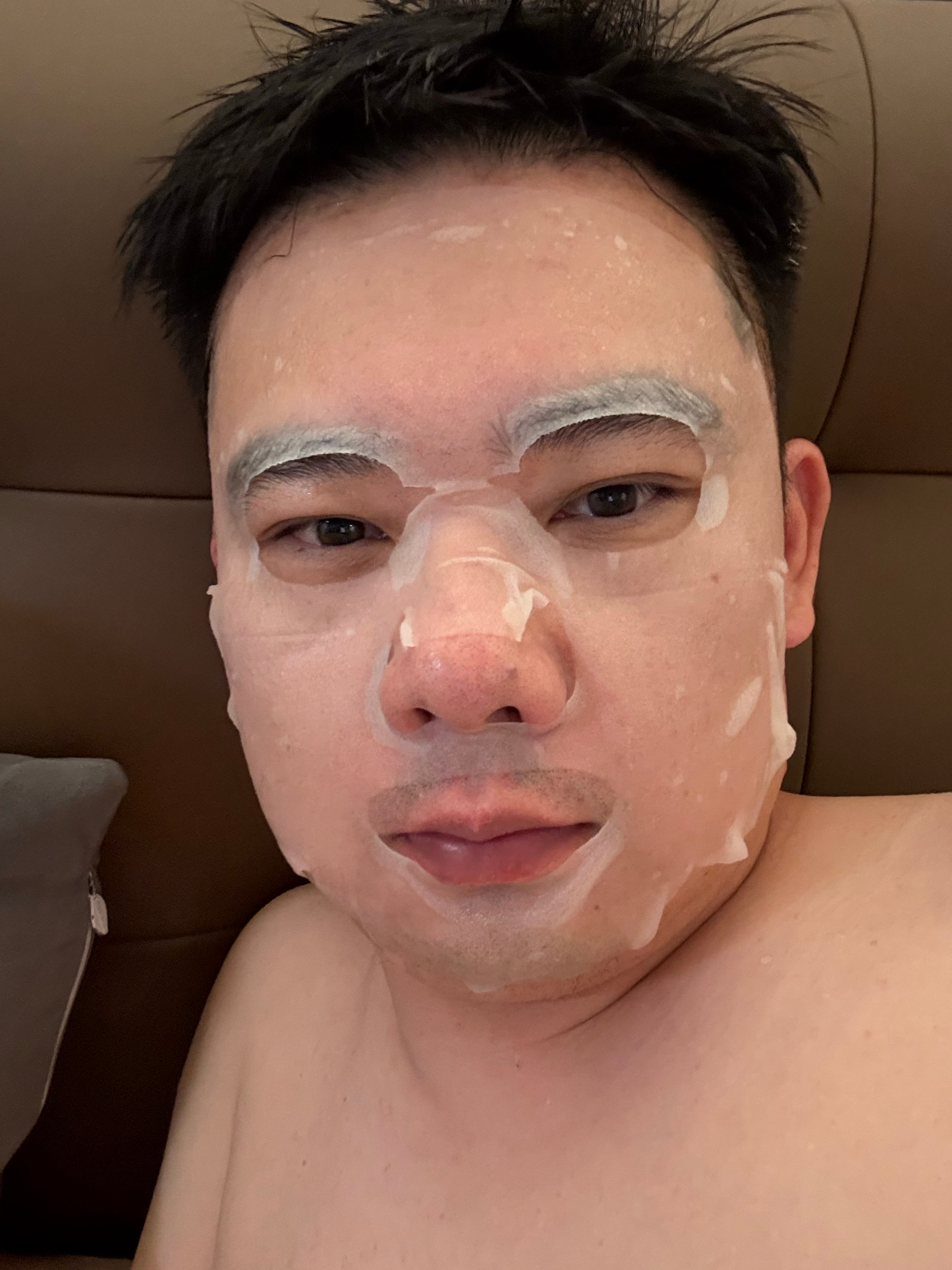 以前胖的时候，面膜只能遮住一半的脸，一次要用两张面膜。瘦下来还是有好处，只用一张