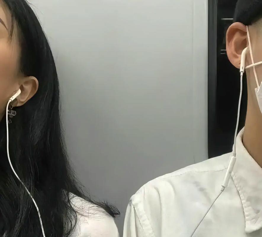 第一个取消耳机孔的不觉得两人一起分享一个耳机听歌更有感觉吗？一根耳机线拉进彼此的