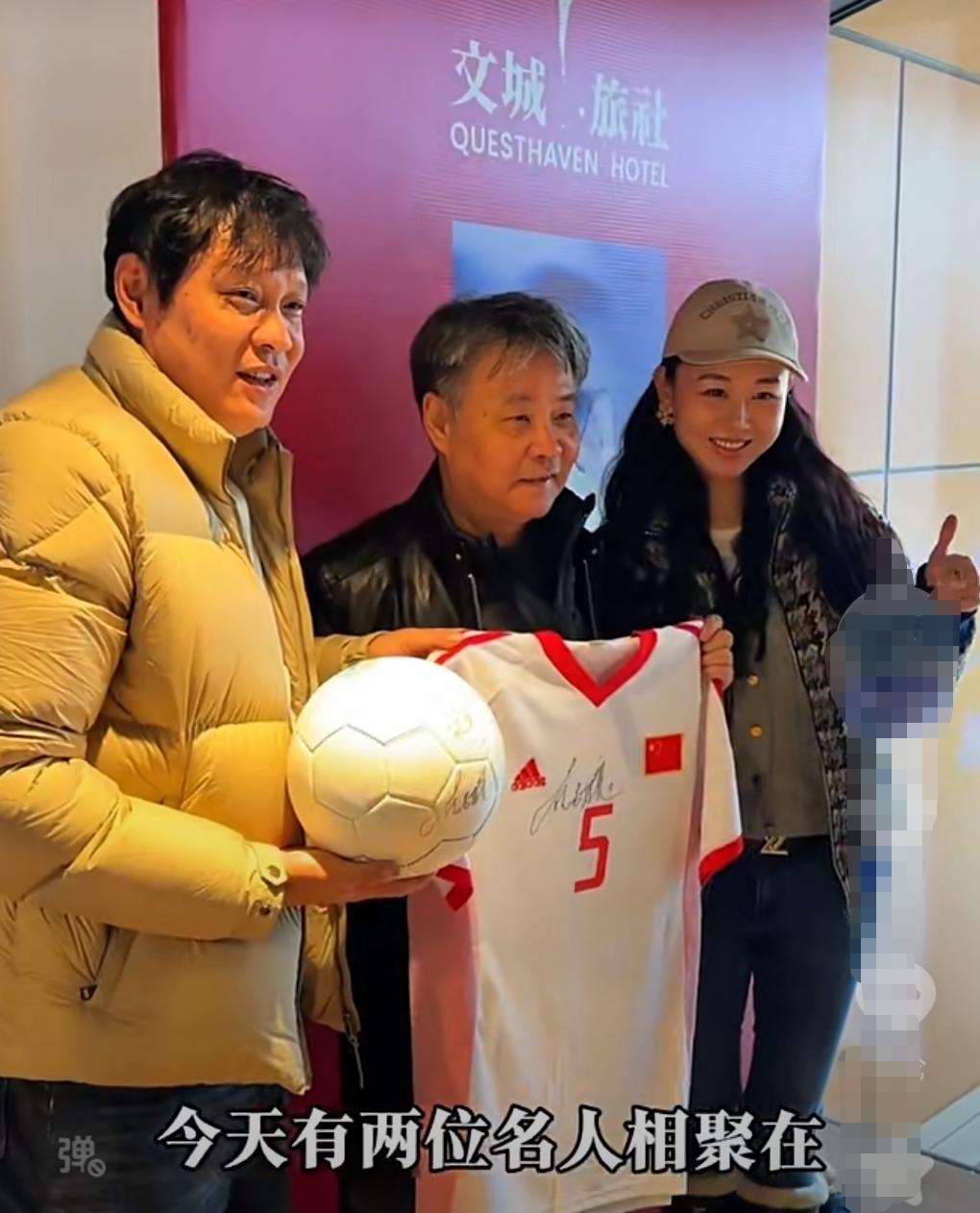 前申花名宿范志毅和世界文学家余华相聚！范志毅又要进入文坛了吗？球迷还是非常期待范