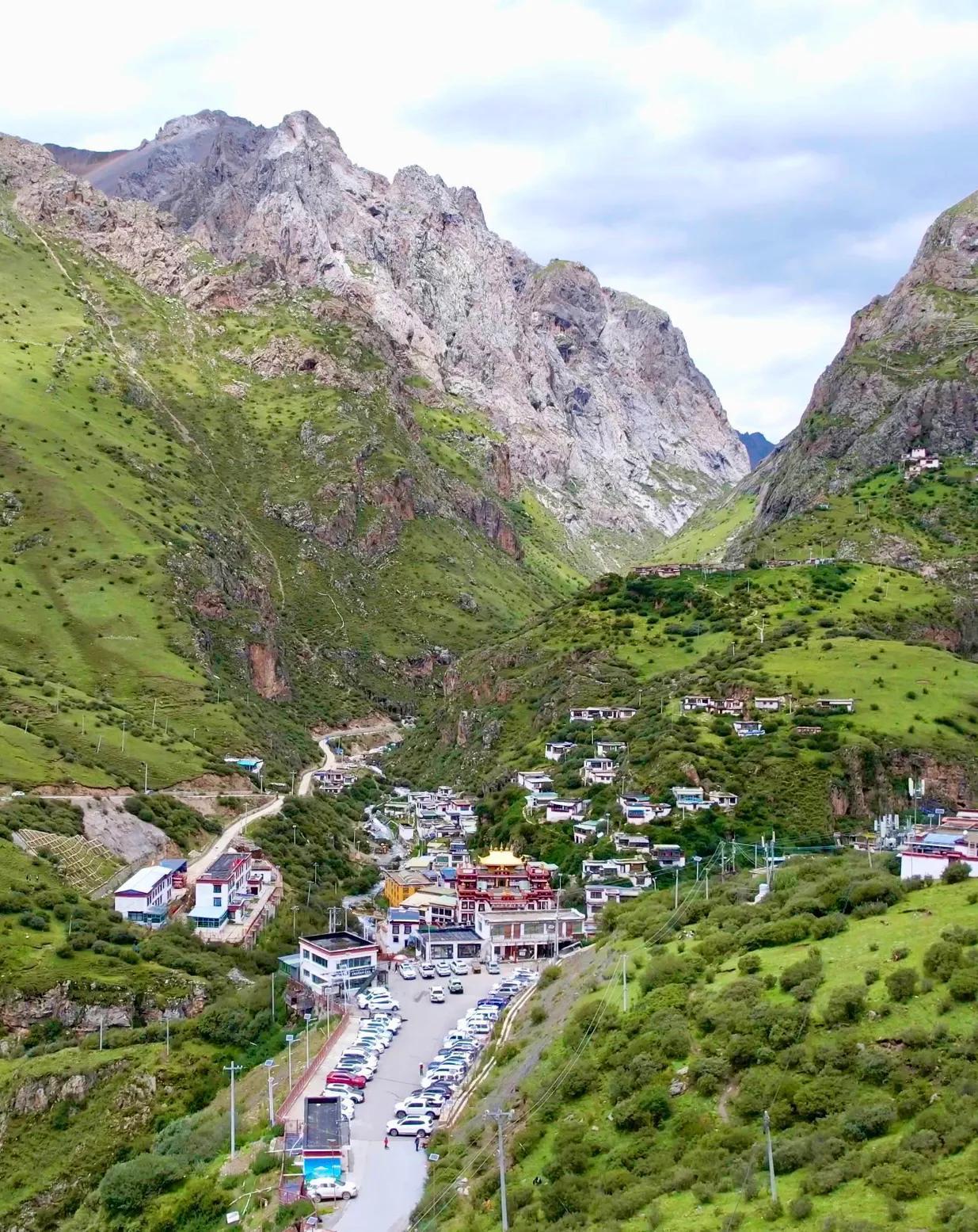 能治百病且免费，但必须裸泡的温泉，你们听说过吗？
在西藏就有这样一眼神奇的温泉—