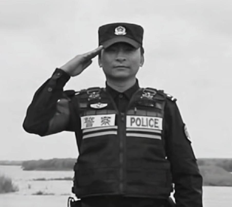 请停留三秒，为他献花。3月15日，四川省阿坝州公安局发警情通报，红原县公安局抓捕