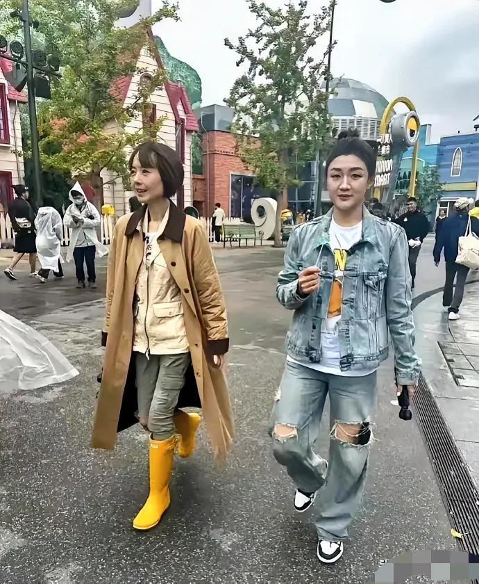 “炸街”的镜头来了！
闲言少叙，
只三个问题！
大街上“闲庭信步”的两个人，
谁