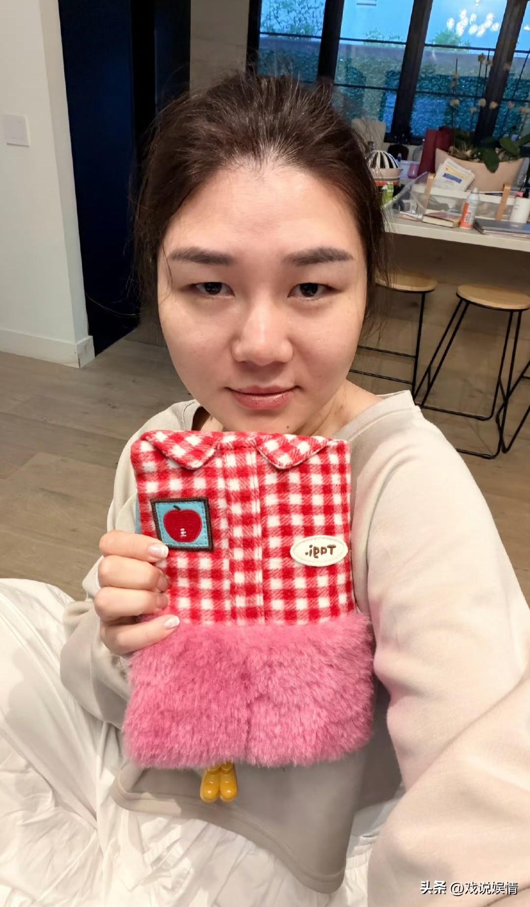 杨天真腿受伤后又在家中滑倒！
杨天真因膝盖受伤只能坐轮椅行动，4月2日，她发文透