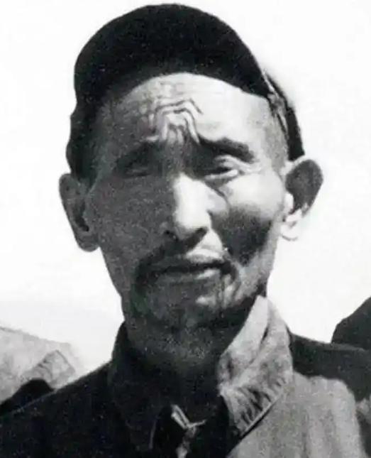这不是17年前救了7000红军的船夫吗？1952年，审讯室里，一个独眼男人报出了