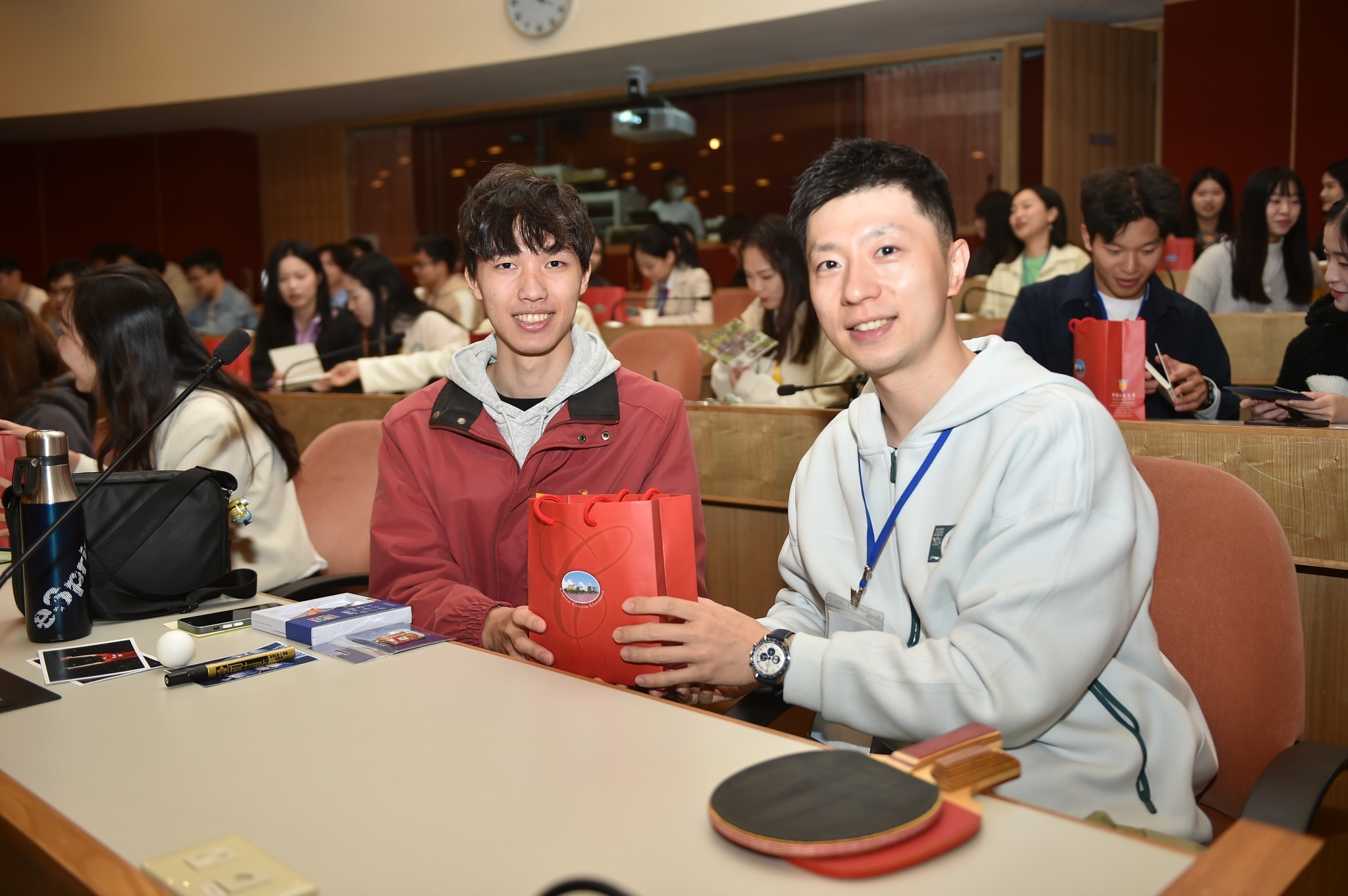 文大po图 马龙签名致赠文化大学，以表友好。 