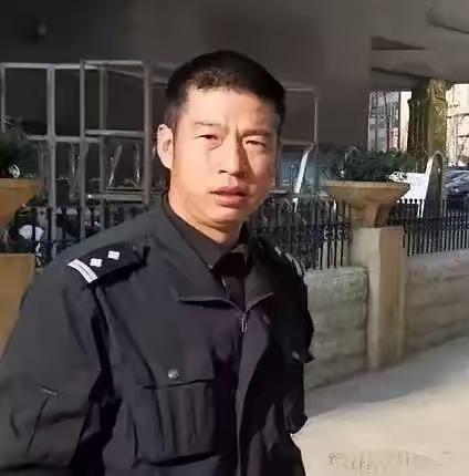 2000年7月，杜培武走出监狱，他曾经是警察，亲手抓过无数罪犯。可这一次，他刚从