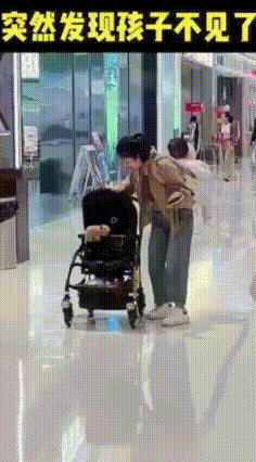 糊涂妈妈上演“背娃找娃”哭笑不得场面
 宝妈带孩子逛街，背着孩子推着婴儿车，边走