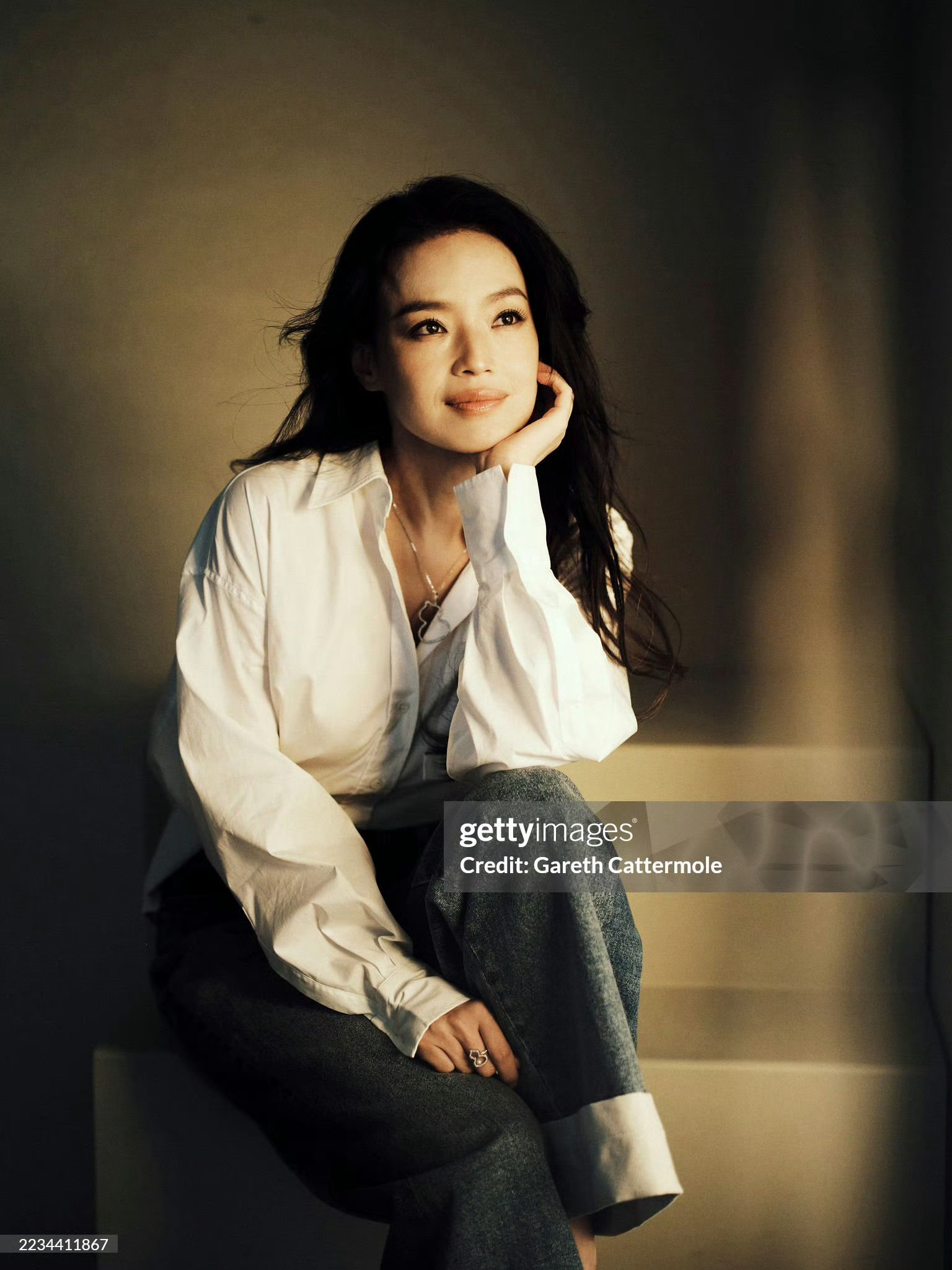 舒淇肖像写真释出，简简单单的白衬衫搭配牛仔裤，一眼高级的顶级花旦表现力😎 ​​
