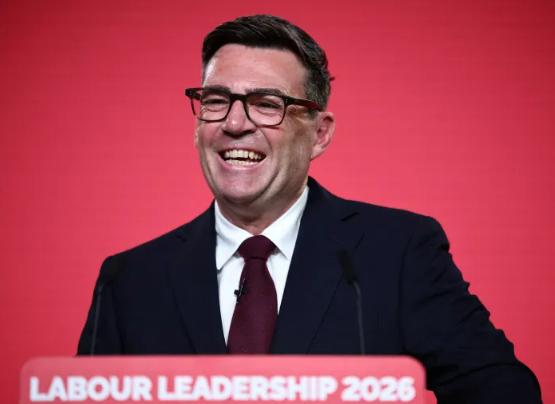 刚上任一个多月的英国新首相伯纳姆，赶在8日晚间与中方通了电话。电话里他态度极其务