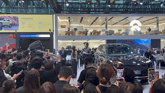 整个11月，我分别拍了蔚来的ET9地平线、全新ES8和新ES6纪念版。其实不用我