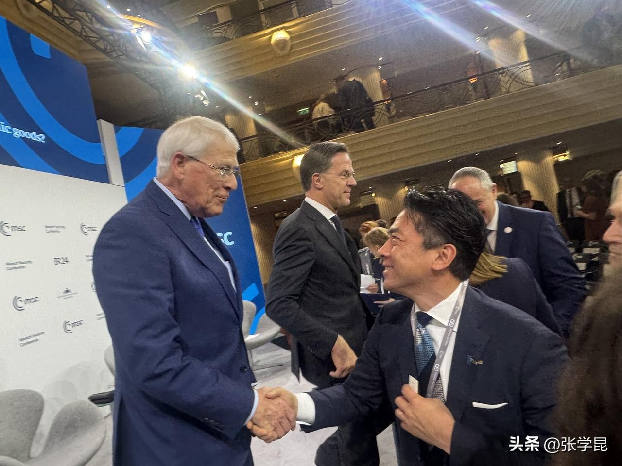 日本防卫大臣小泉进次郎今天发文说：“我与美国参议员威克（参议院军事委员会主席）自