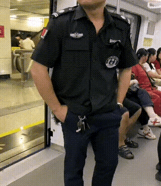 家人们谁懂啊！地铁里那个头顶能反光的保安大叔，兜里竟然藏着个减龄神器，一秒年轻2