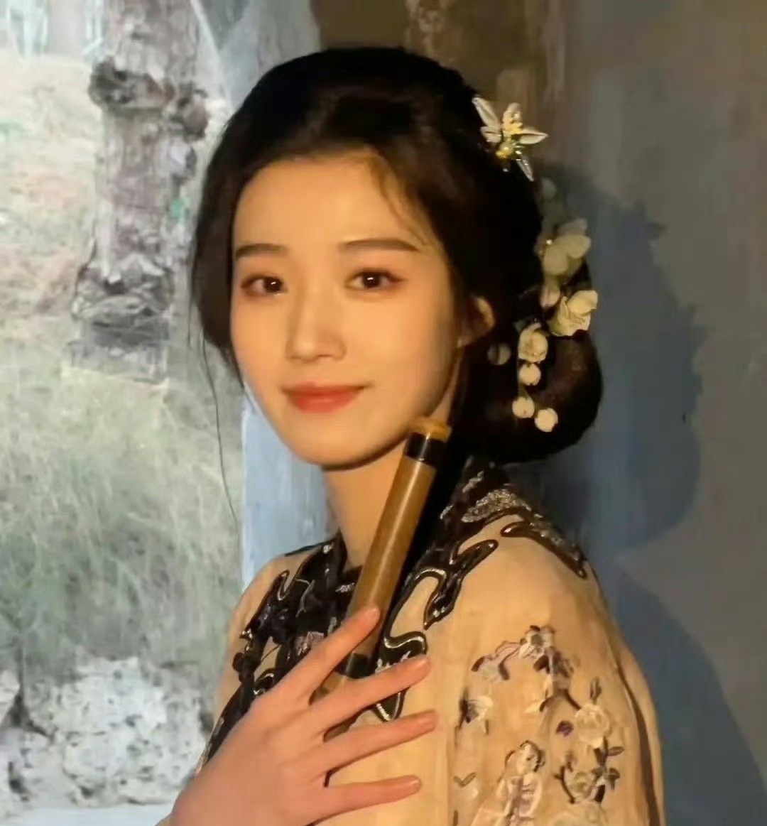 这人是在模仿卢昱晓吗？ ​​​