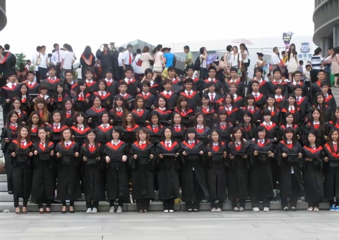 大学毕业就失业！朋友的儿子四年前为了读上大学硬生生报读了一所普通大学的行政管理专