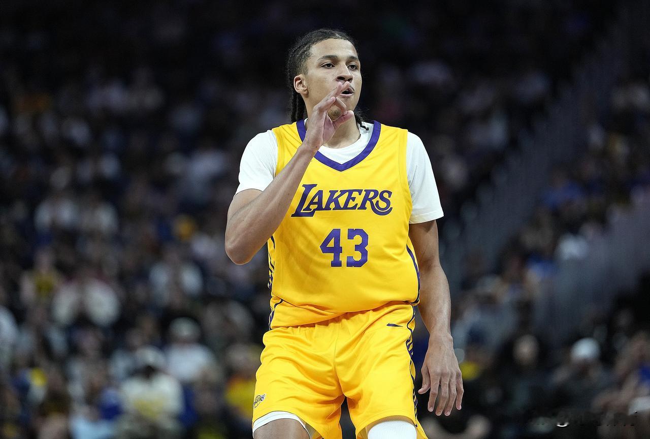 NBA夏季联赛，湖人对阵快船。
目前湖人在夏季联赛取得2胜0负，分别击败雷霆和独