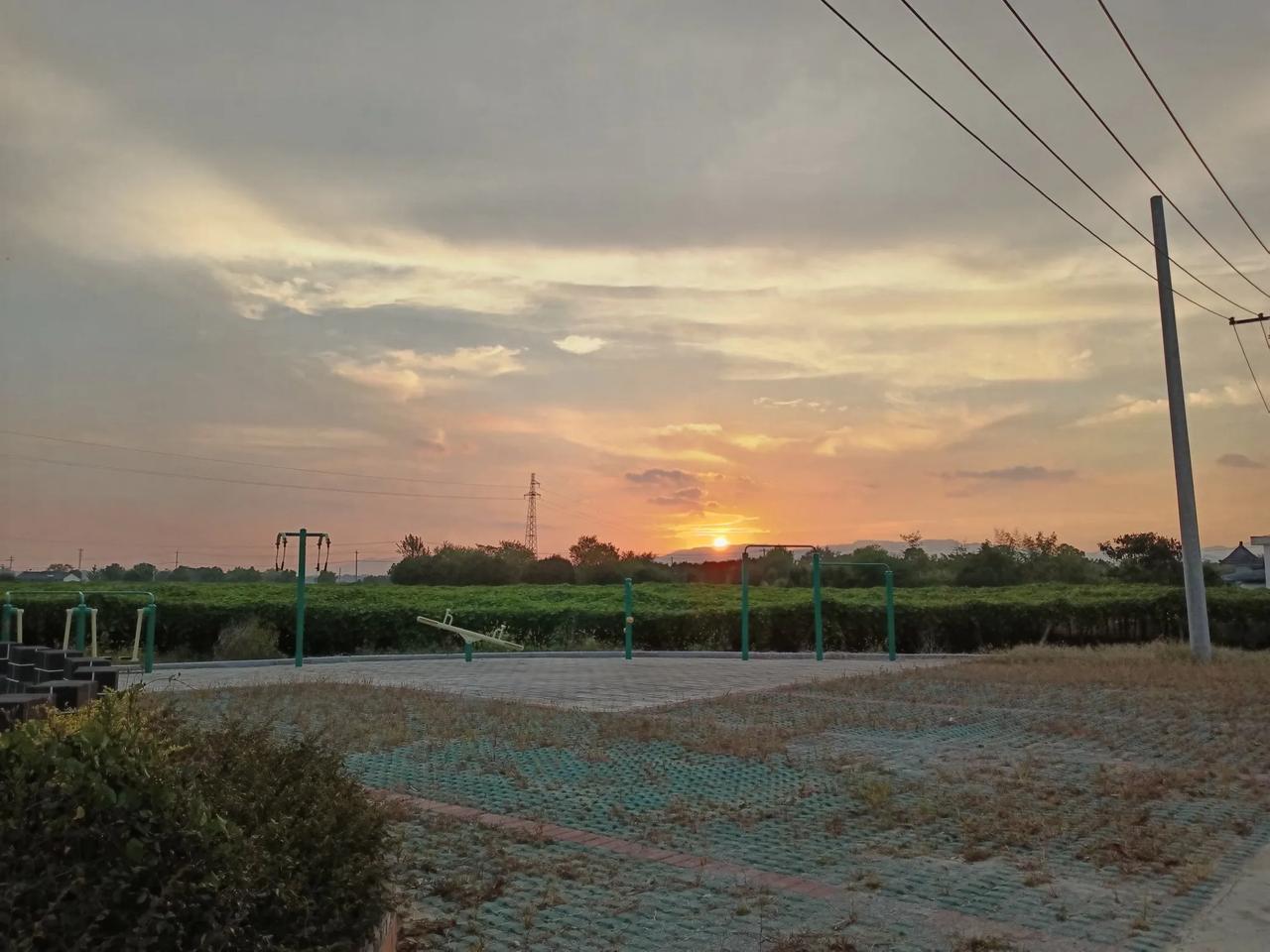 落日
太阳搭上了山口，落日下的乡村健身广场，静悄悄的空无一人，国庆假期快了，……