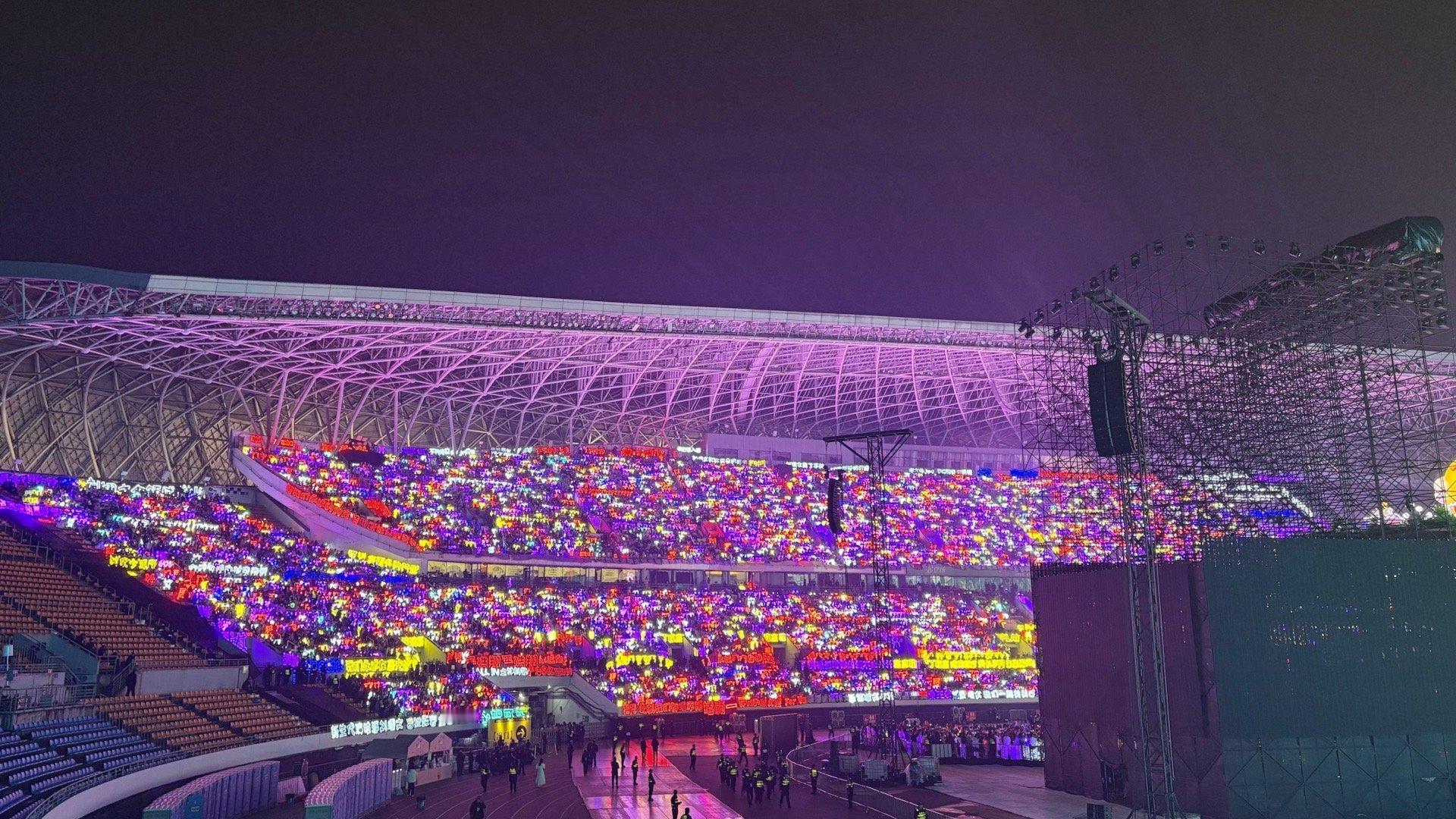 时代少年团六周年演唱会今晚灯牌马嘉祺紫海、宋亚轩青海、严浩翔红海这非常清晰了，谁