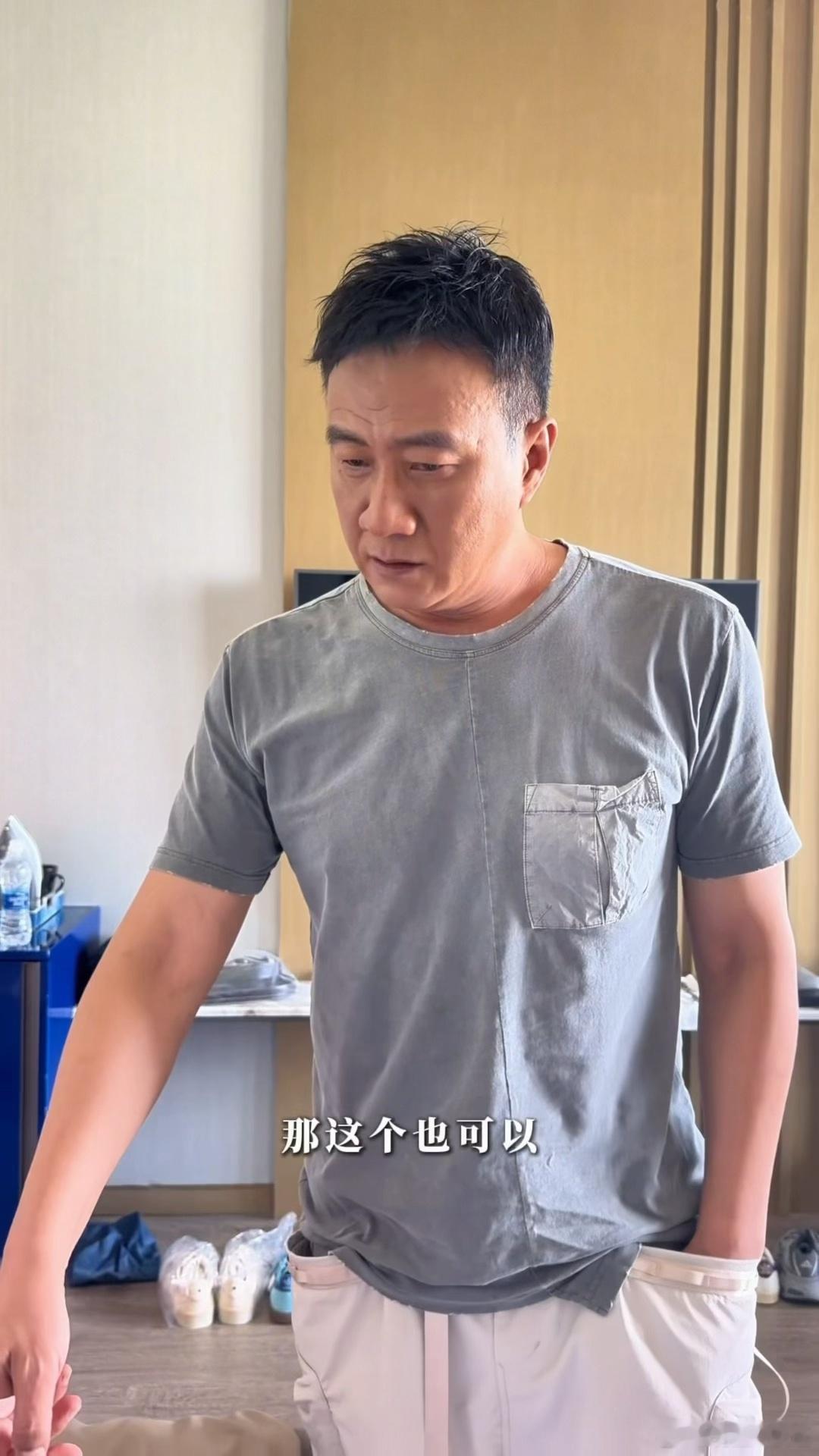 胡军高铁站和粉丝合影胡军原来是服装主理人胡军的vlog系列“胡now”准时更新！