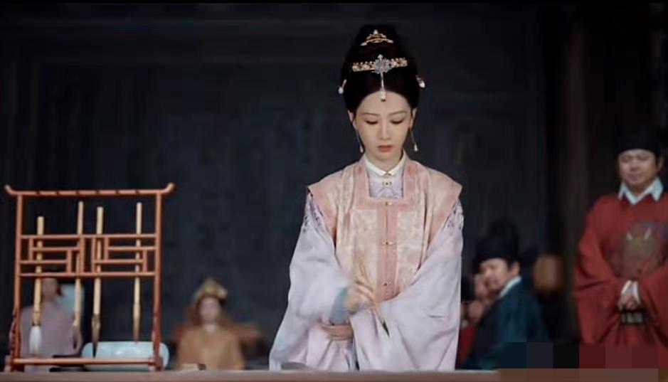 杨紫新剧《家业》
我是真的看进去了
 
先看的是花絮里的造型
从烧火丫头
到后来