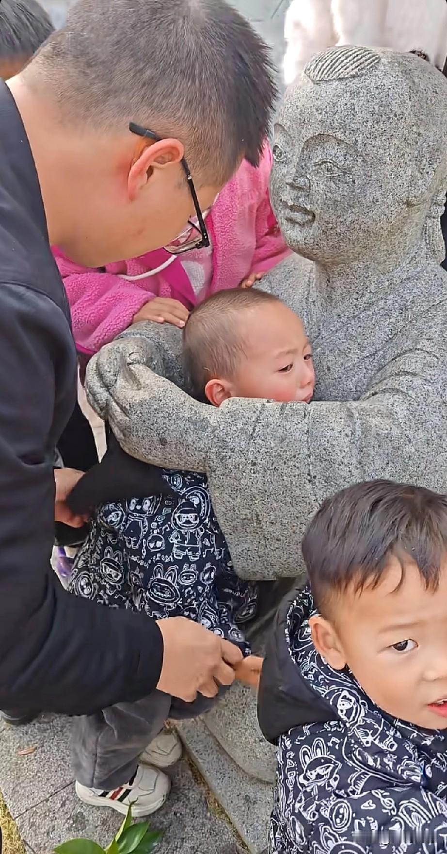 当家长的领着孩子出来游玩，一定要看护好自己的孩子，小孩子淘气，小孩子好动，由于孩