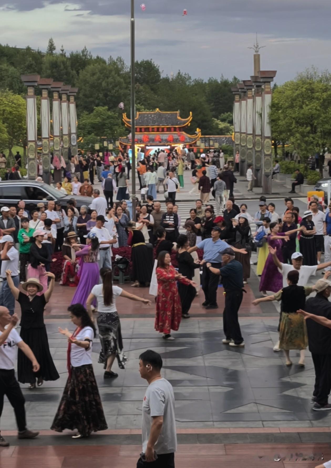 避暑胜地黄水的新疆舞，聚齐天南海北避暑人
    秋老虎来了，城里热浪翻滚，黄水