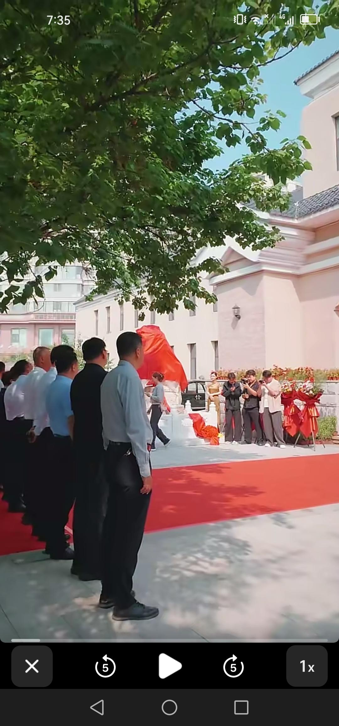 吉林市建制博物馆的古狮子雕塑今日举行了揭幕仪式，现场十分热闹。

吉林市建制博物