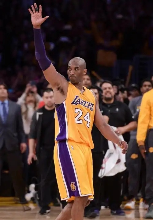 【🏀传奇再现！东契奇刷新纪录，成为湖人退役战科比后的首位60分先生🎉】今日在