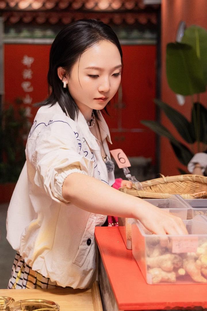 这居然是李嘉琦没认出来这是李嘉琦坞内走秀全员造型各有亮点，李嘉琦这一套尤为出人意