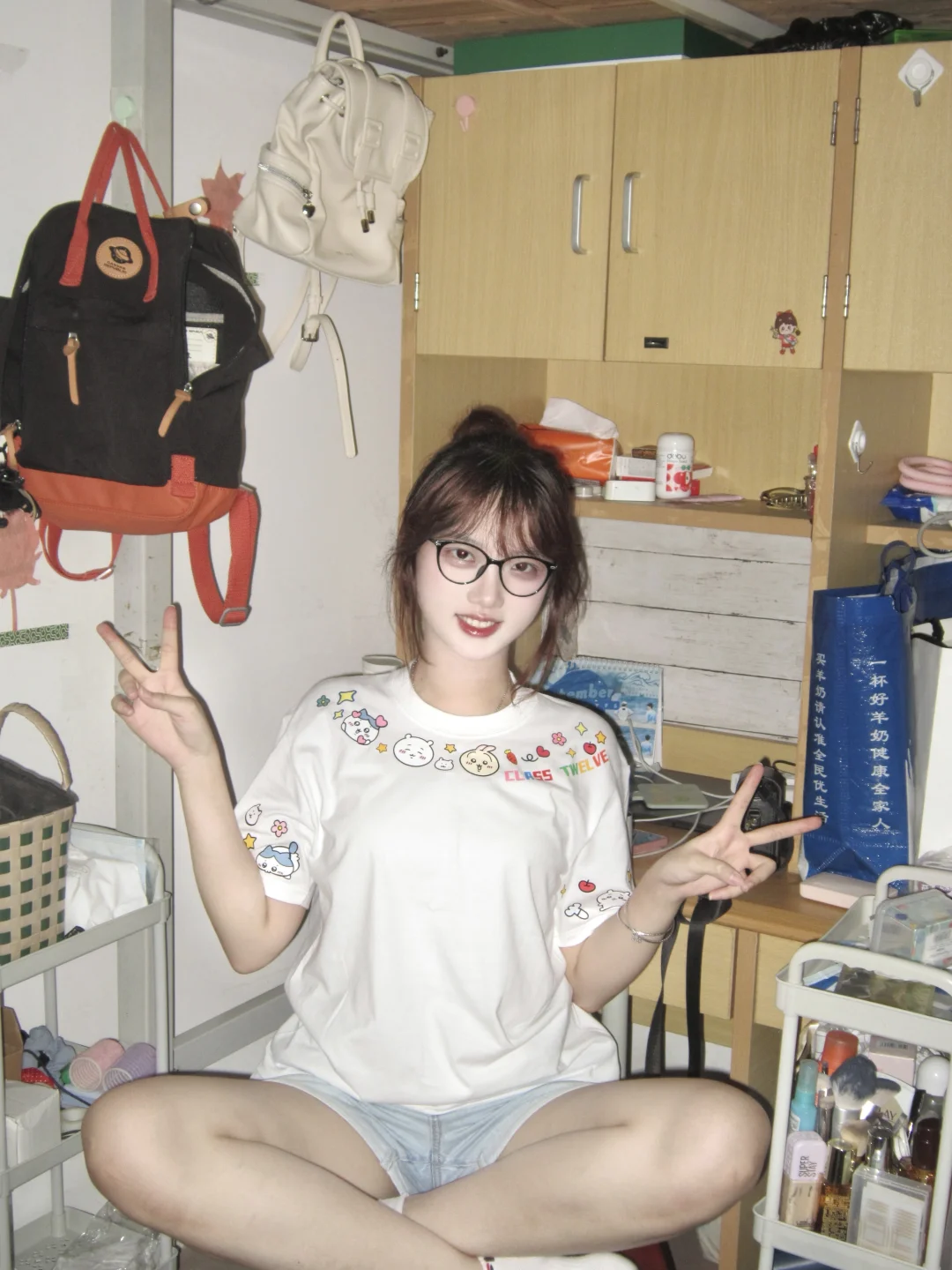 女大学生|和宿舍的桌子合个影！
