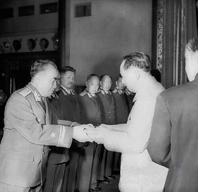 1955年，全军授衔之前，刘少奇反对给陈毅授元帅军衔，周恩来得知情况后，立马写了