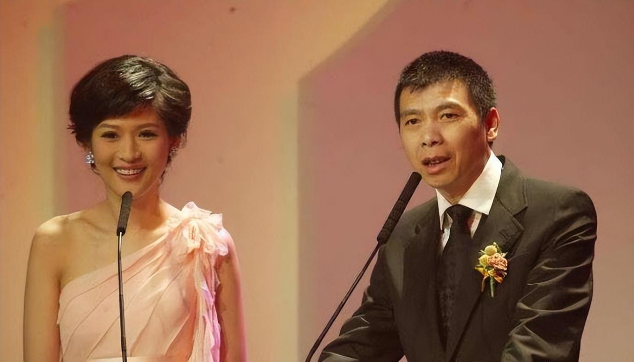 2007年，冯小刚夜宿美女主持沈星公寓8小时，被拍到正面照片。沈星老公发怒离婚，