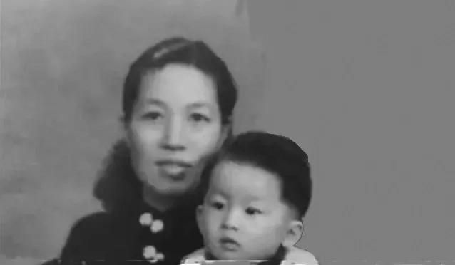 无意间发现了一张老照片，易中天老师童年时跟他妈妈的合影。易老师小时候的样子，是不