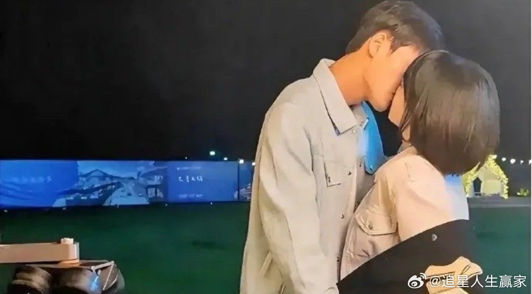 终于明白为什么现在的电视剧只拍上半身，看了花絮实在是太尴尬了…… ​ ​​​