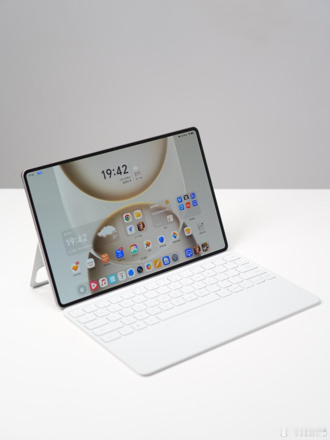周末出去玩带着荣耀MagicPad3 Pro 12.3，搭个帐篷，支个桌子，边喝