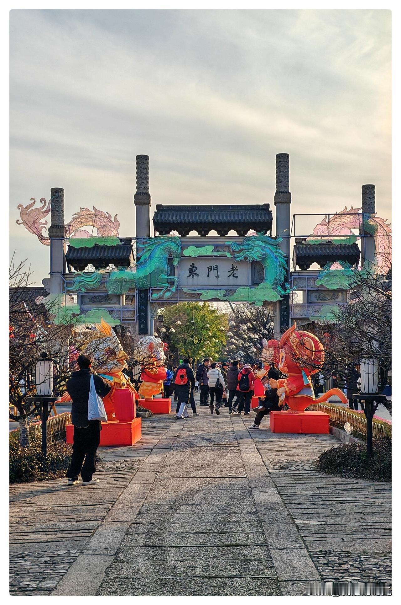 从南京夫子庙向南一折，便到了这老门东了，这里的光，仿佛被那层层叠叠的马头墙滤过一