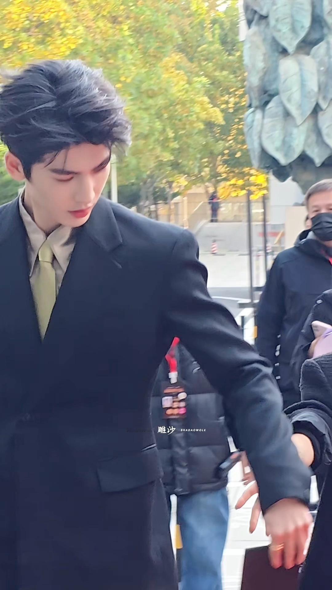 天呐这个张凌赫递手卡这一下好近好帅……打招呼更是[期待]微博视界大会/微博视界大