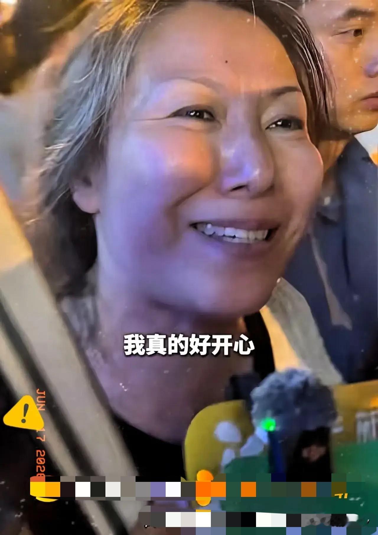 庭审结束紫雅妈妈露出了久违的笑容，这也是紫雅离开后妈妈第一次笑！

梁某滢提起的