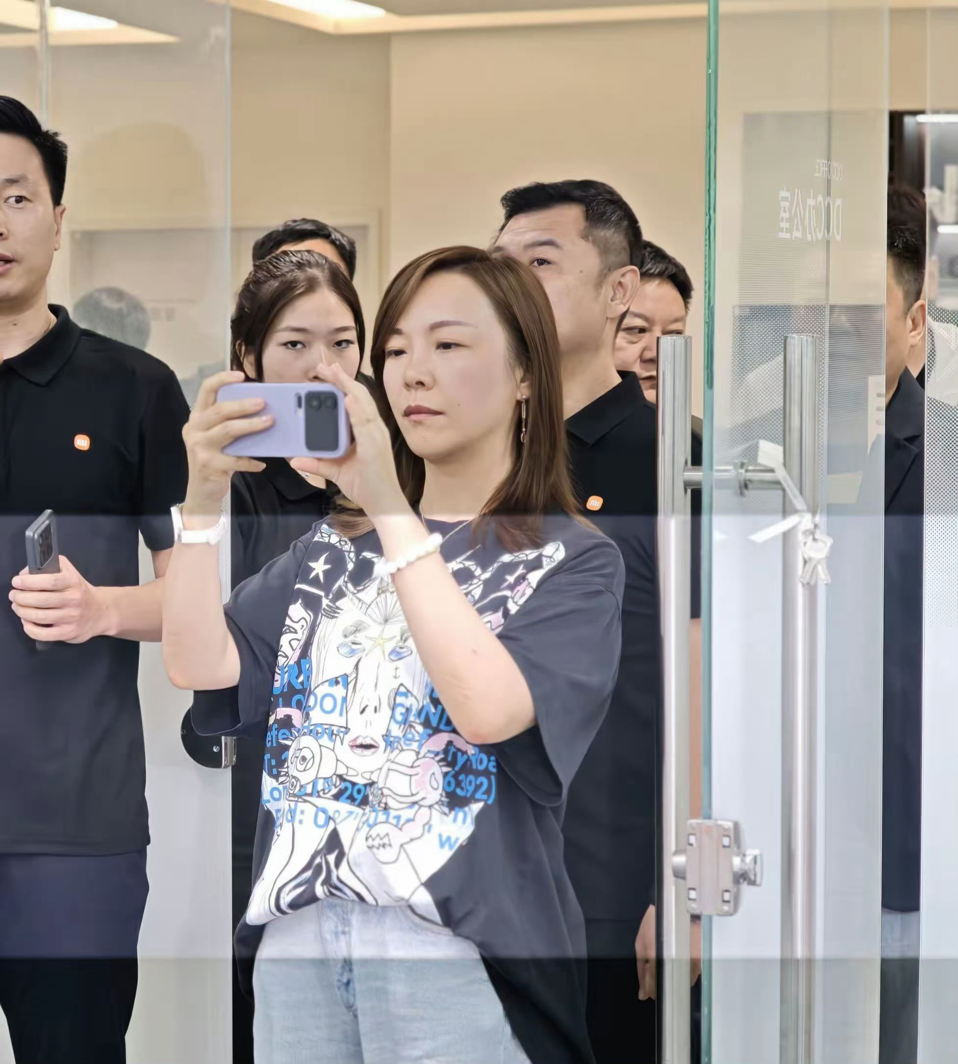 小米16网传的小米16外观图，后面也有显示屏，这会是什么配置[思考] ​​​
