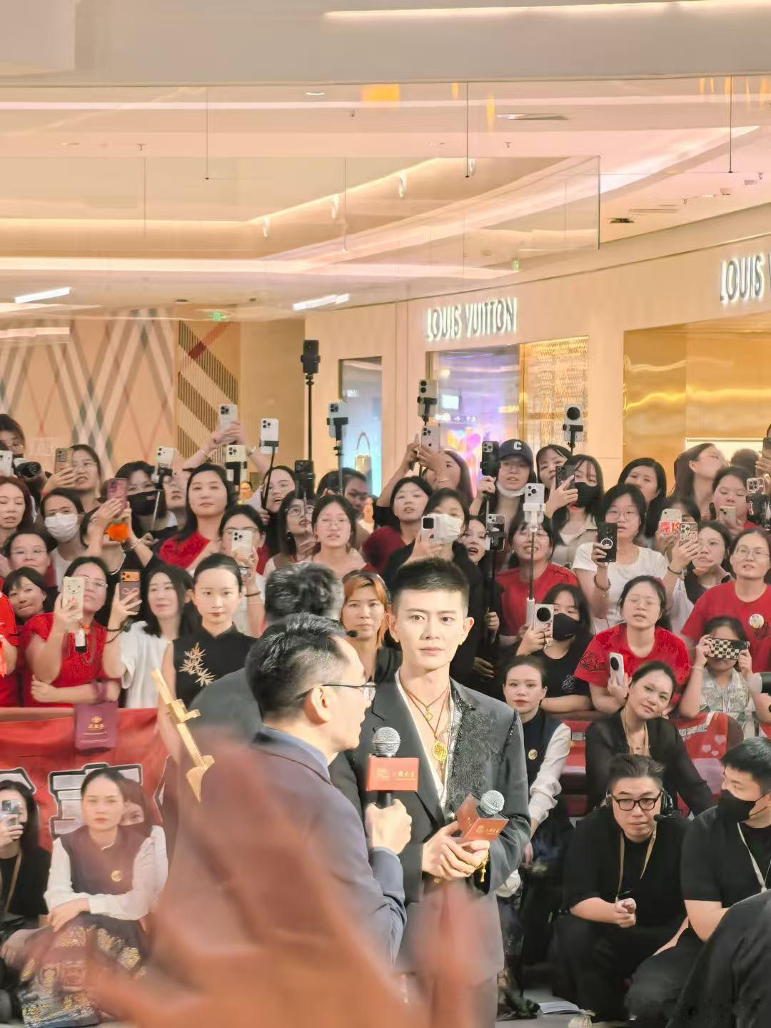 谁让你这么帅的，让我看你一脸花痴样   专栏 · 线下vlog （然后我被自拍杆