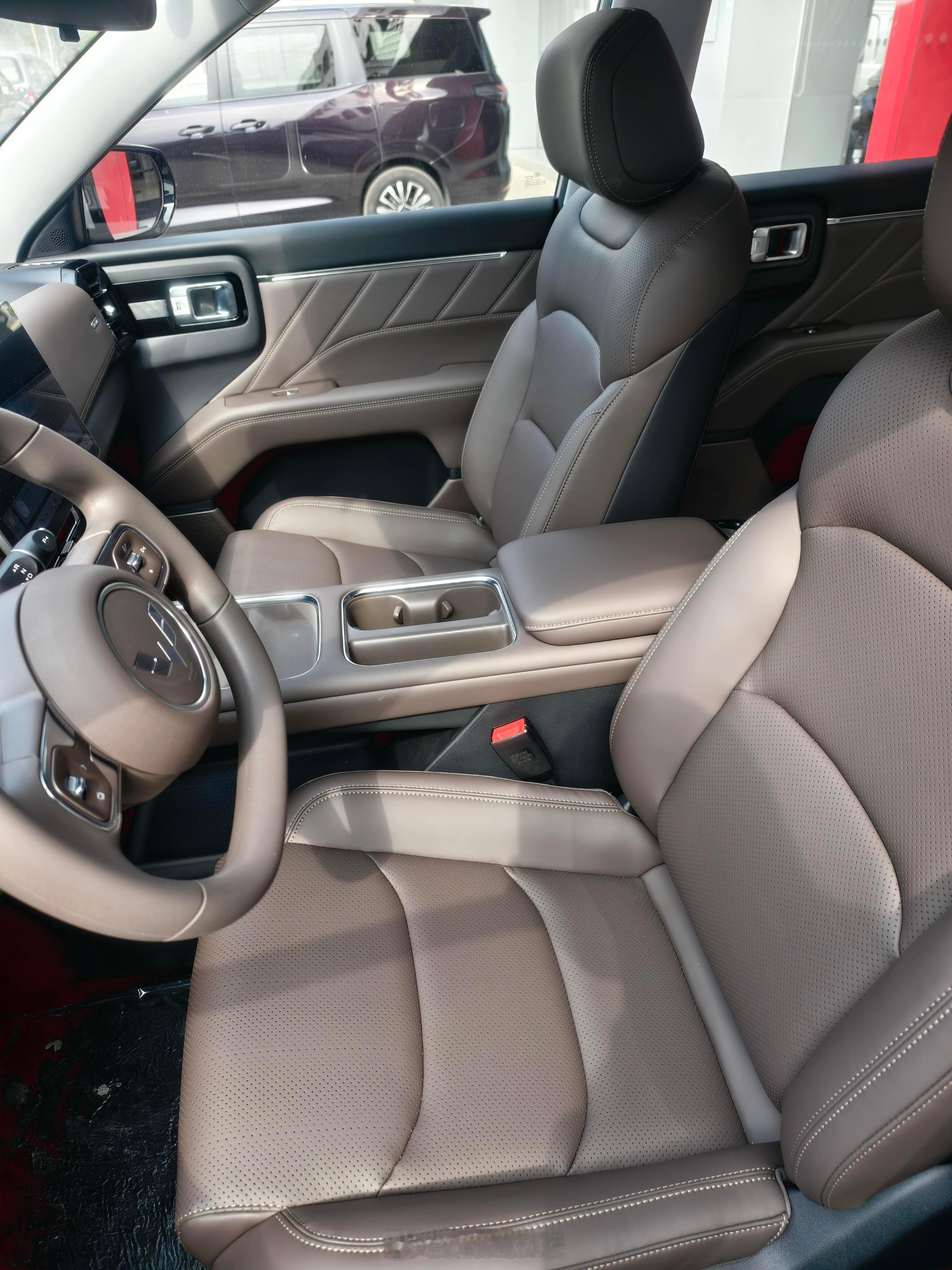 这车线条设计挺流畅，还有点小溜背，看着有点轿跑的感觉，颜值挺在线，打破了大家对经