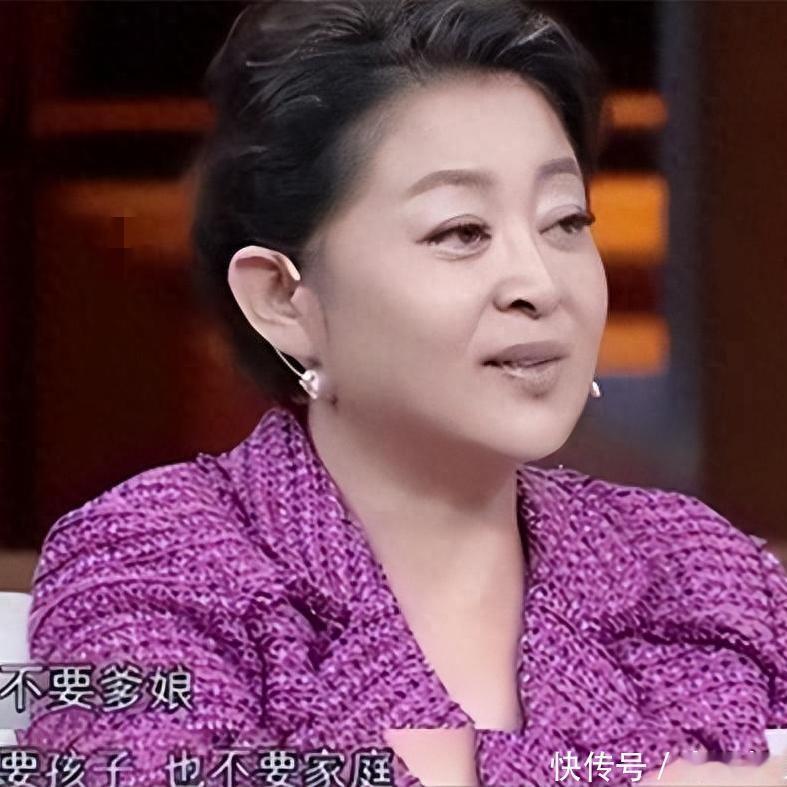 “若有来生，我既不要爹娘，也不要孩子，更不要组建家庭。”

访谈节目里，陪伴几代