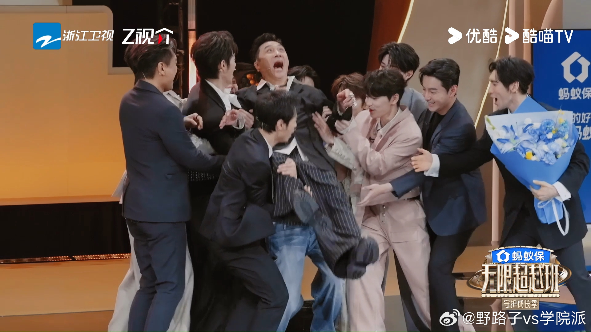 吴镇宇被学员报复无限超越班 吴镇宇一整季都以犀利毒舌的风格点评学员，言辞直白不留