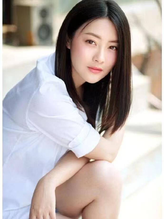 39岁女演员哭惨：破产失业，靠母亲支援2000元生活，网友：不可信，手镯都值三四
