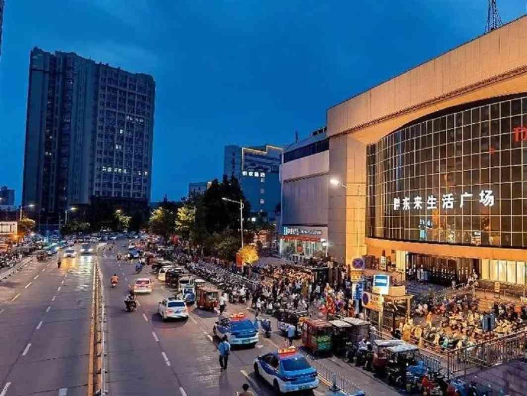 于东来宣布，胖东来许昌生活广场店将于年底闭店，原因是当时经办的工作人员失误，导致