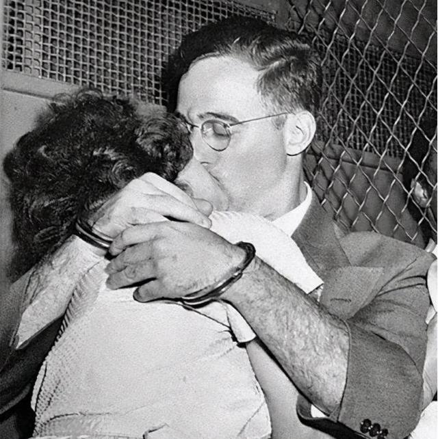 1953年6月，美国法院在证据不足的情况下，将罗森堡夫妇送上了电椅，生前最后一吻