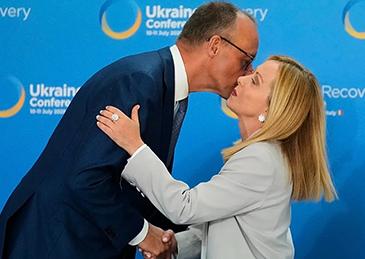 抛下马克龙，德意“联姻”？看到观察者网此标题文章，不禁有同感，意美女总理往日不是