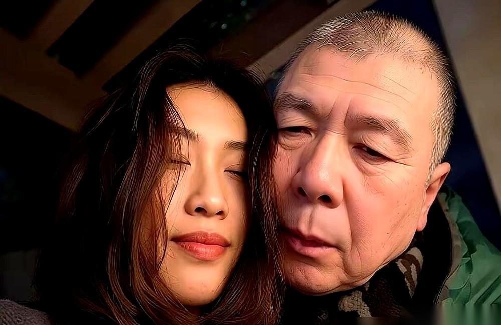 67岁的冯小刚在镜头前低头抹了下眼角。
对面站着的，是刚拿到纽约大学电影系录取通